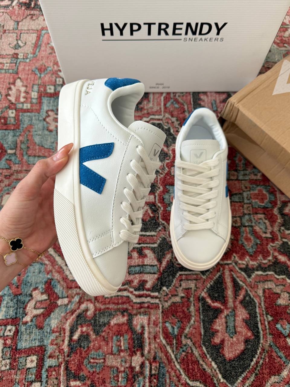 وجا/  veja campo white blue